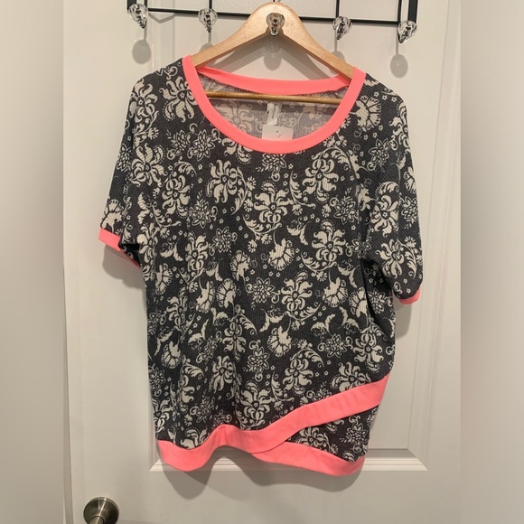 NWT Freckled Poppy Honey Me Women’s Blouse Pullover Gray Pink White Large - Picture 1 of 7